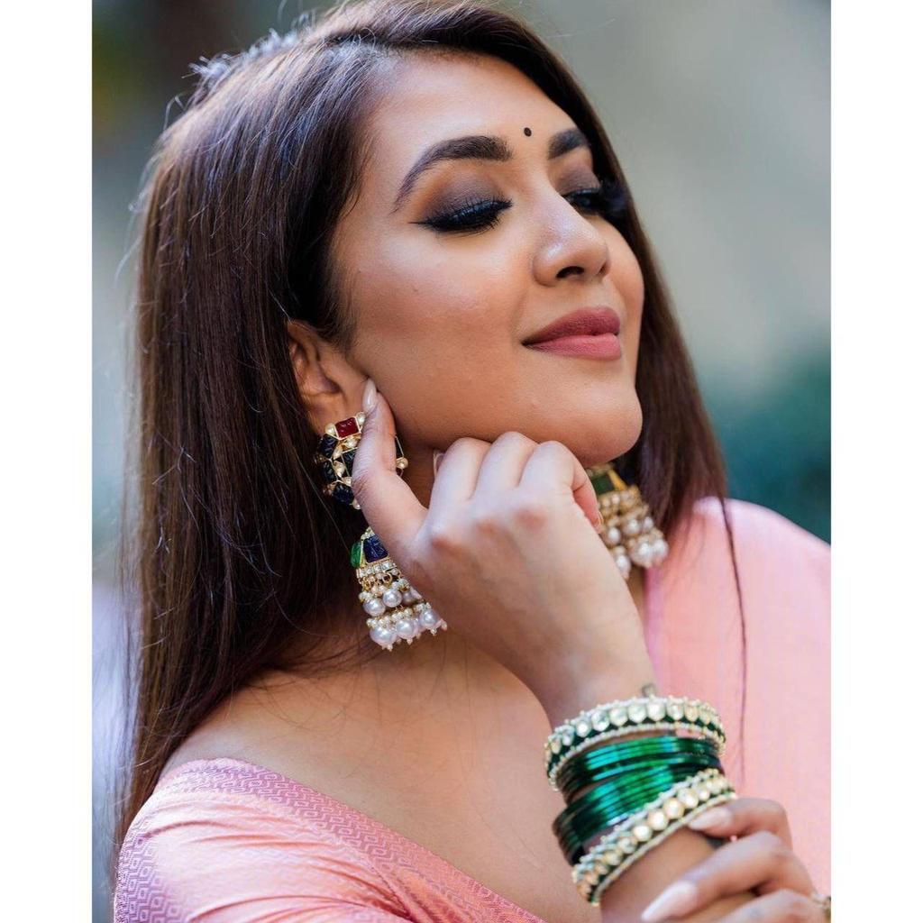 This Beautiful Saree Is Elegantly Decorated with Gorgeous Solid Jacquard Weave That Gives a Perfect Look To the Outfit.