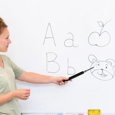 Zasouvací učitelské ukazovátko Teleskopická učební tyčinka do třídy Teleskopické učitelské ukazovátko Zasouvací ukazovátko Ruka