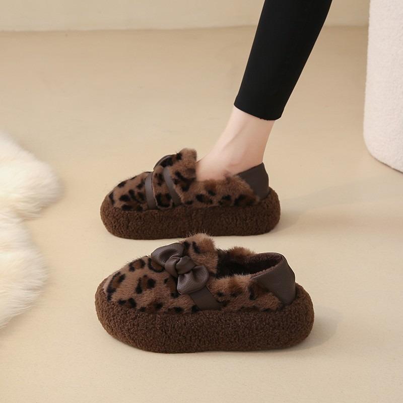 The furry drag girl's new autumn and winter velvet bag and cotton shoes are furry and worn with velvet.