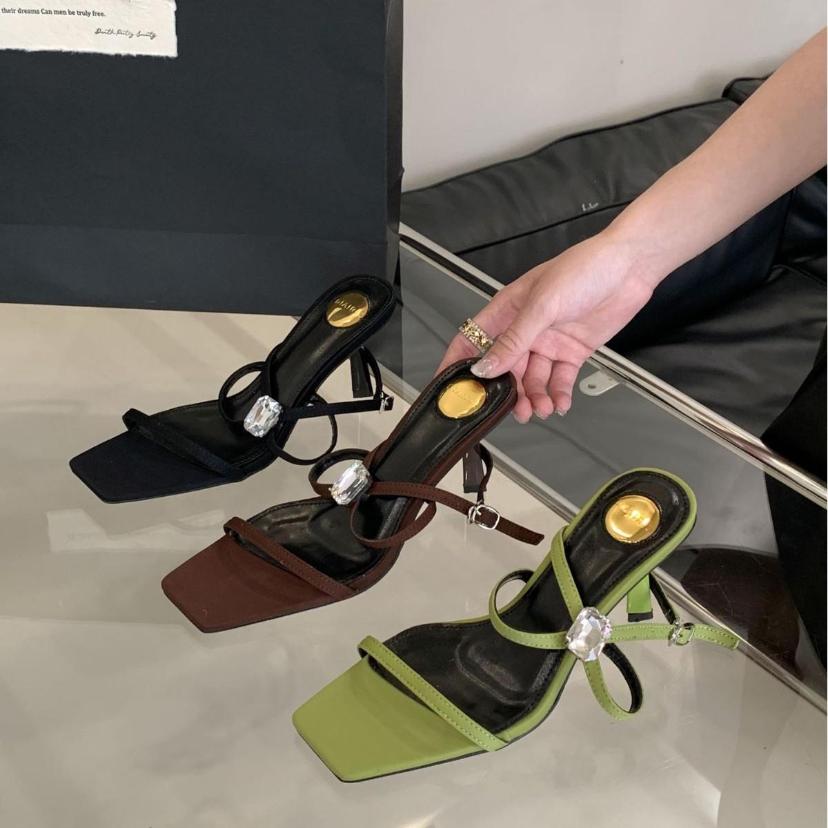 

Весна и осень 2025 новая модная универсальная обувь на высоком каблуке женские туфли на тонком каблуке универсальные с открытым носком с ремешком и стразами сандалии 39 коричневый