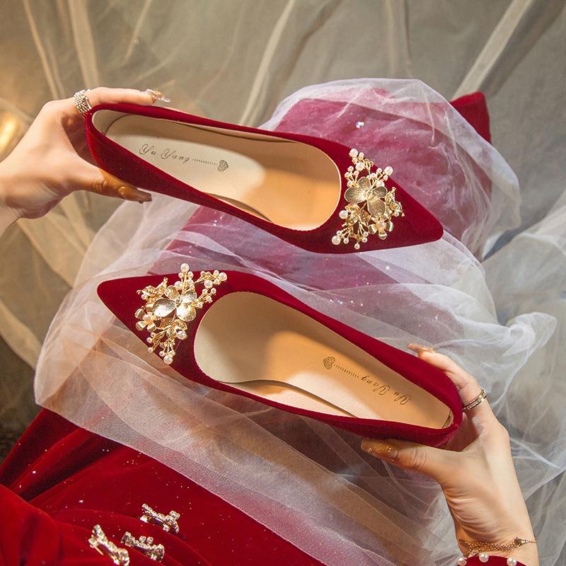 Rosso non è stanco piedi sposa ragazza mostra Lui abito da sposa due indossare tacchi alti scarpe da sposa perla