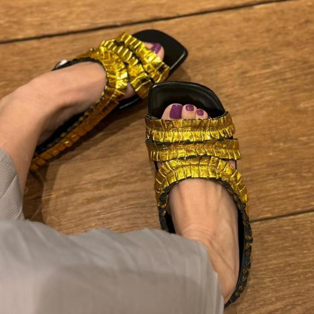 [Spot] Premium handmade pleated niche gold one-word with cool slippers women's new flat open-toed sandals
