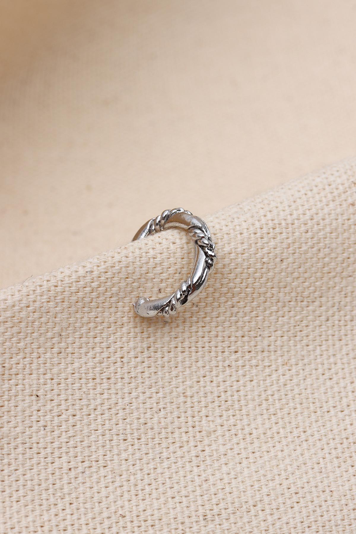 

Серьга-кафф серебряного цвета с цепочкой и хрящом