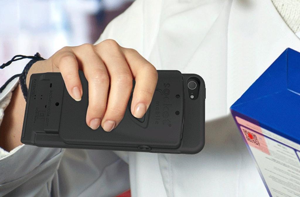 Bluetooth 1D Barcode Scanner Attached To S800 Smartphone