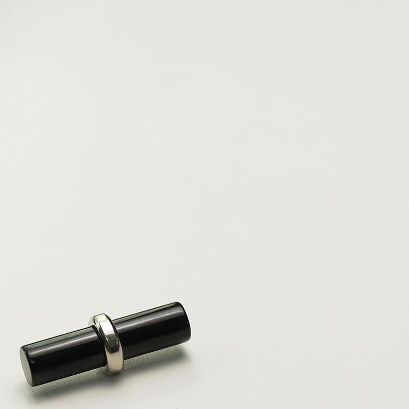 

Стиль знаменитости смола длинная колонна металлическое кольцо пуговицы для одежды осень и зима майяр пальто декоративные пуговицы 2 #[cylindrical silver ring black] 45x10mm