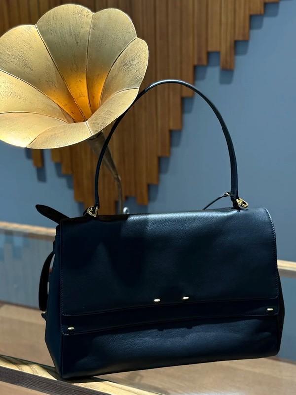 

2026 New Backpack Leather Commuter Tote Bag Single Shoulder Underarm Bag Fashi Versatile Bucket Bag Canvas Splicing for Women чёрный