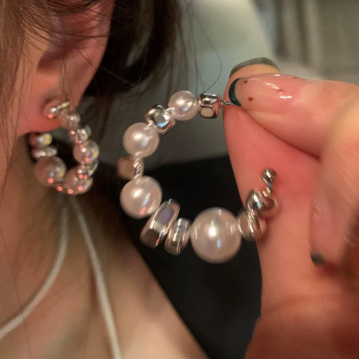 

Light luxury high-end pearl broken silver earrings women s earrings 111 silver needles new stud earrings temperament geometric C ring earrings срібний
