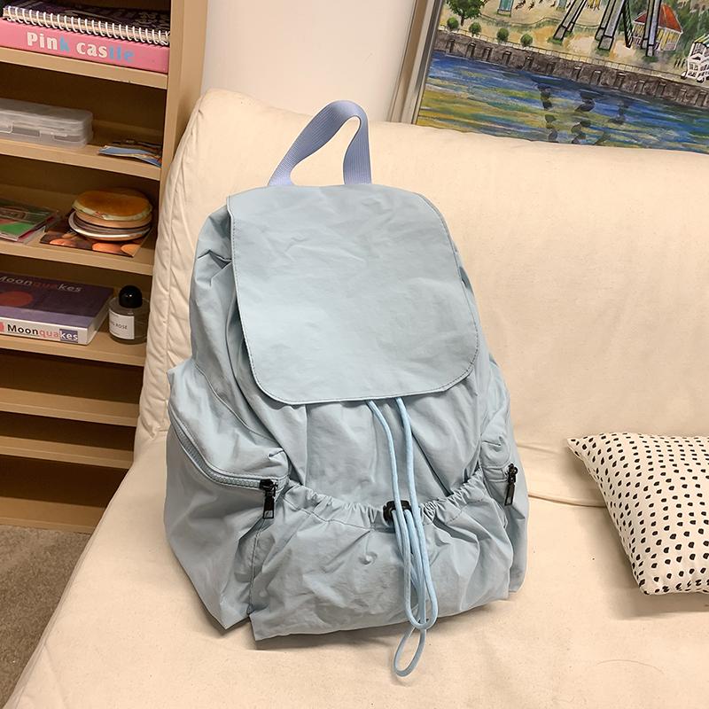 Neu - modischer plissierter Rucksack mit Kordelzug. Es ein Nischen- - designtes, trendiges - aussehendes Rucksack für Frauen, mit einem großen