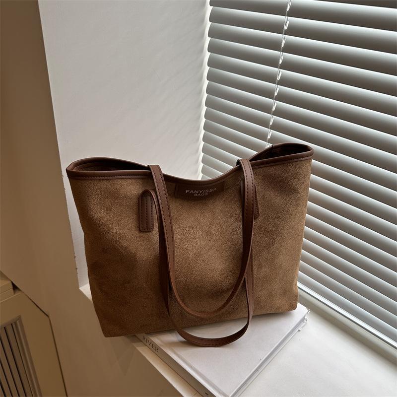 2025 new fashion trend casual large-capacity bag autumn and winter foreign niche design women's shoulder tote bag