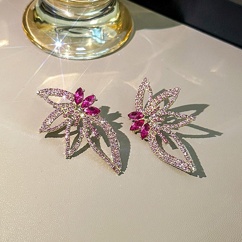 Модные серьги-подвески для женщин