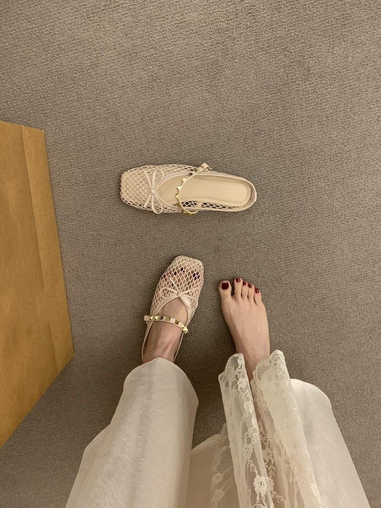 

Rivets with hollowed bag head half slippers women s summer wear 2025 new one-pedal breathable fishing net shoes 35