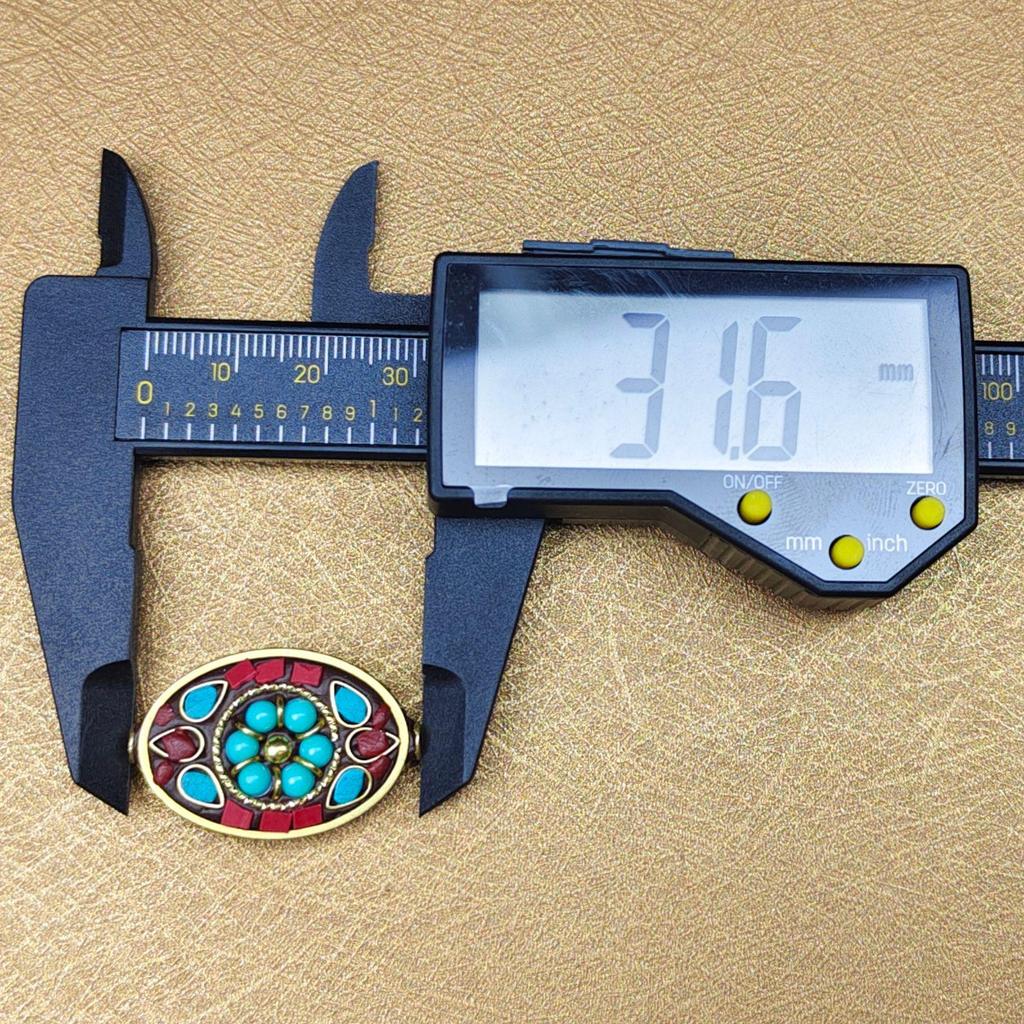 Nepalski Ręcznie Robiony Naszyjnik z Sześciosylabową Mantrą z Mosiężnymi Inkrustowanymi Koralikami