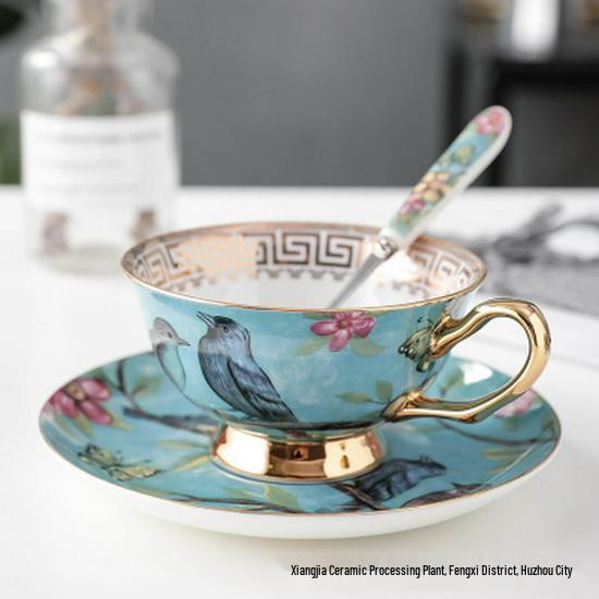 Juego de Tazas de Té y Café de Porcelana Ósea Pintada en Oro Retro Europeo