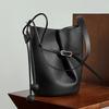 The First-Layer Cowhide Bucket Bag Has A Simple Design, Commuting Leather, Large-Capacity Versatile Single Shoulder Oblique Span Women'S Bag.