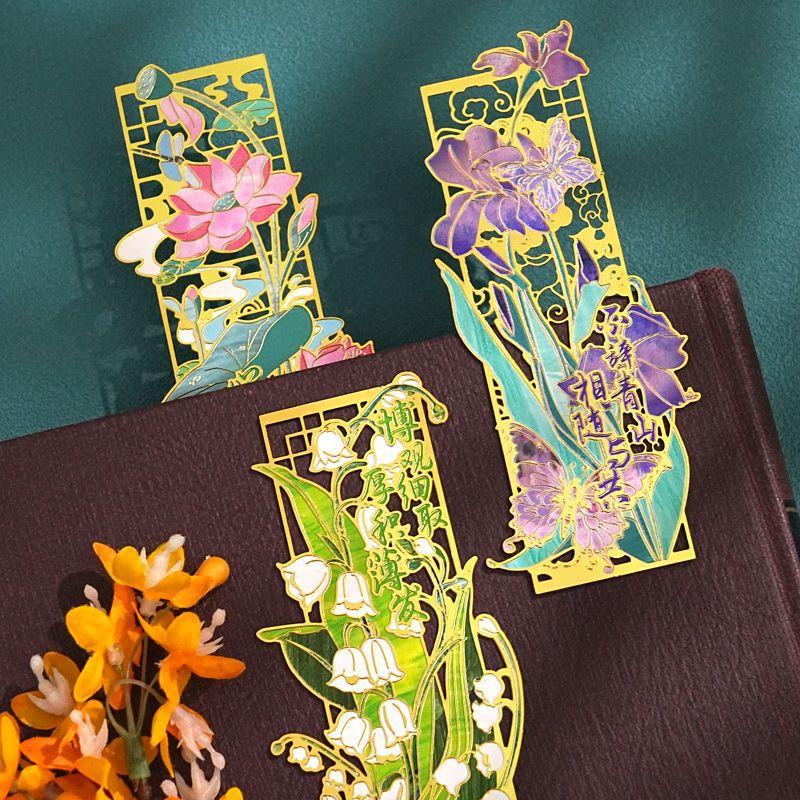 Elegant Hollow Metal Bookmark with Retro Floral Art, Perfect Reading Gift for Book Clubs, Writers & Bookworms