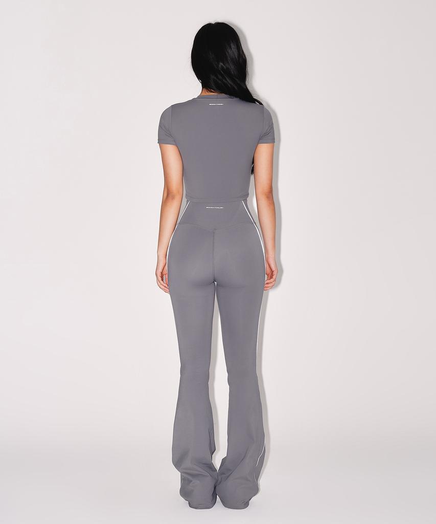 BORN TO WIN W Quick Dry Emblem Semi Crop T-Shirts [Charcoal]
