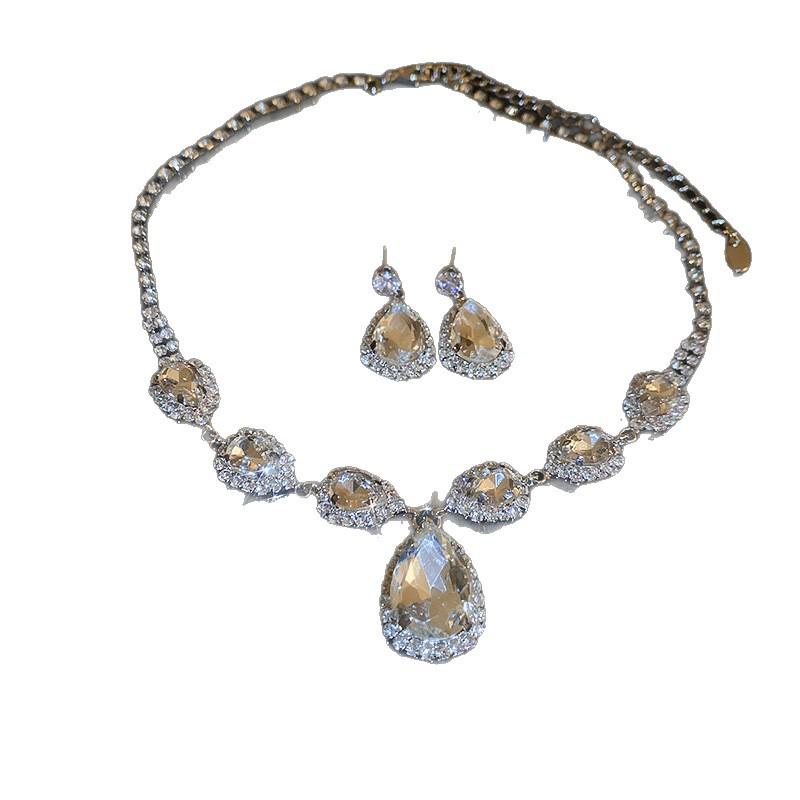 Luxury Diamond-Inlaid Water Drop Tassel Necklace - Exquisite Fashionable Jewelry for Women