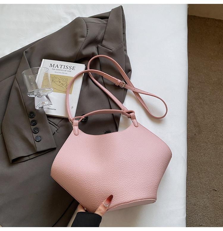 Premium Sense Hand Bag Women's New Fashion Casual Messenger Shoulder Bag Large Capacity Commuter Bucket Bag