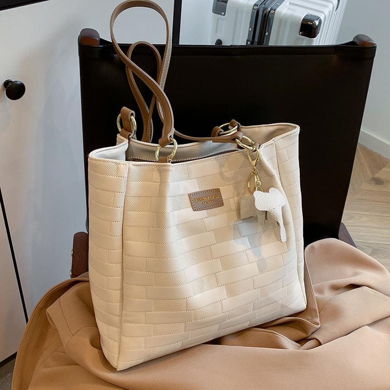 

В этом году популярностью пользуются вместительные портативные сумки-тоут, а также новые женские сумки через плечо 2024 года класса люкс. белый