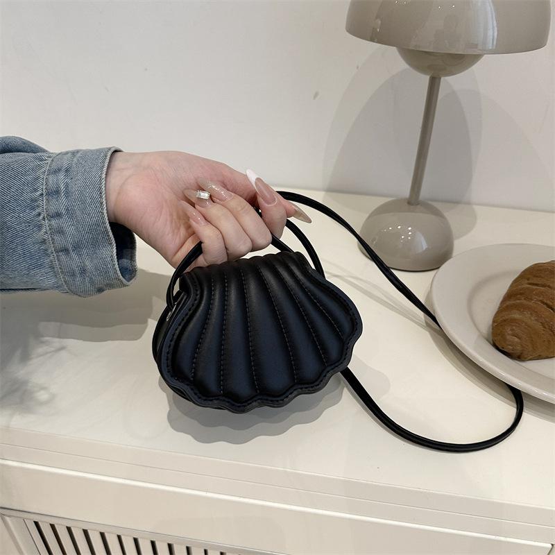 Women's bag niche design 2025 summer new trend fashion casual messenger bag simple shell bag