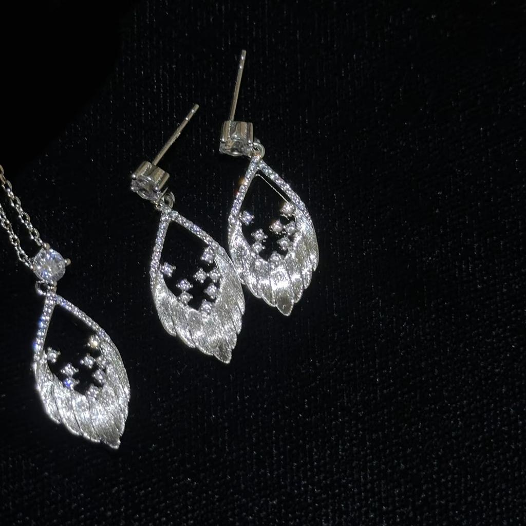 Vintage Mercerized Wing Necklace Earrings, High-End Design Brushed Feather Set, Pull-Up Collar Jewelry.