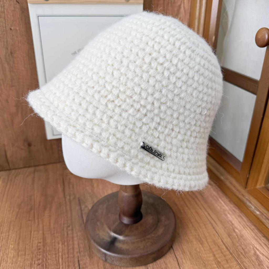 Autumn and winter atmosphere mixed color knitted bucket basin hat women rough crocheting craft metal small label literary style bucket hat