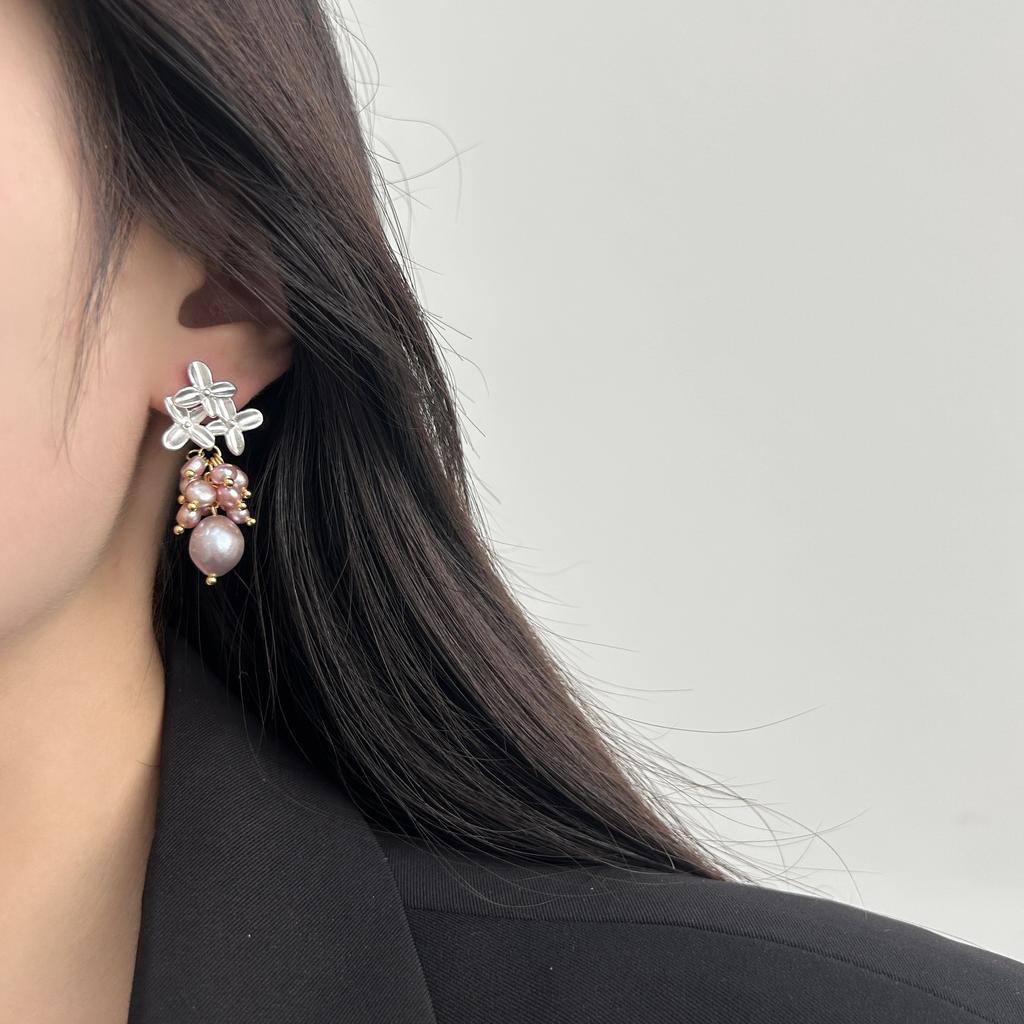 Three-dimensional flower pearl earrings earrings retro light luxury exquisite niche design elegant light luxury art fresh and versatile