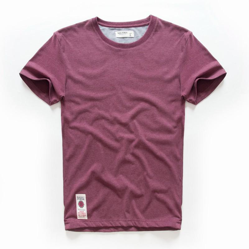 Einfarbiges Herren-T-Shirt mit kurzen Ärmeln und Rundhalsausschnitt, gewaschen und gebürstet, in Übergrößen erhältlich.