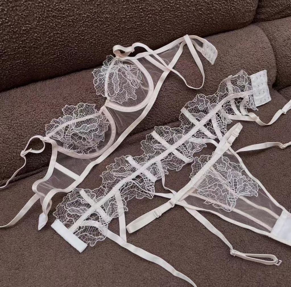 Sexy Erotic Underwear Ultra-thin Perspective Embroidered Lace Underwear Big Chest Small Bra Garter Three-piece