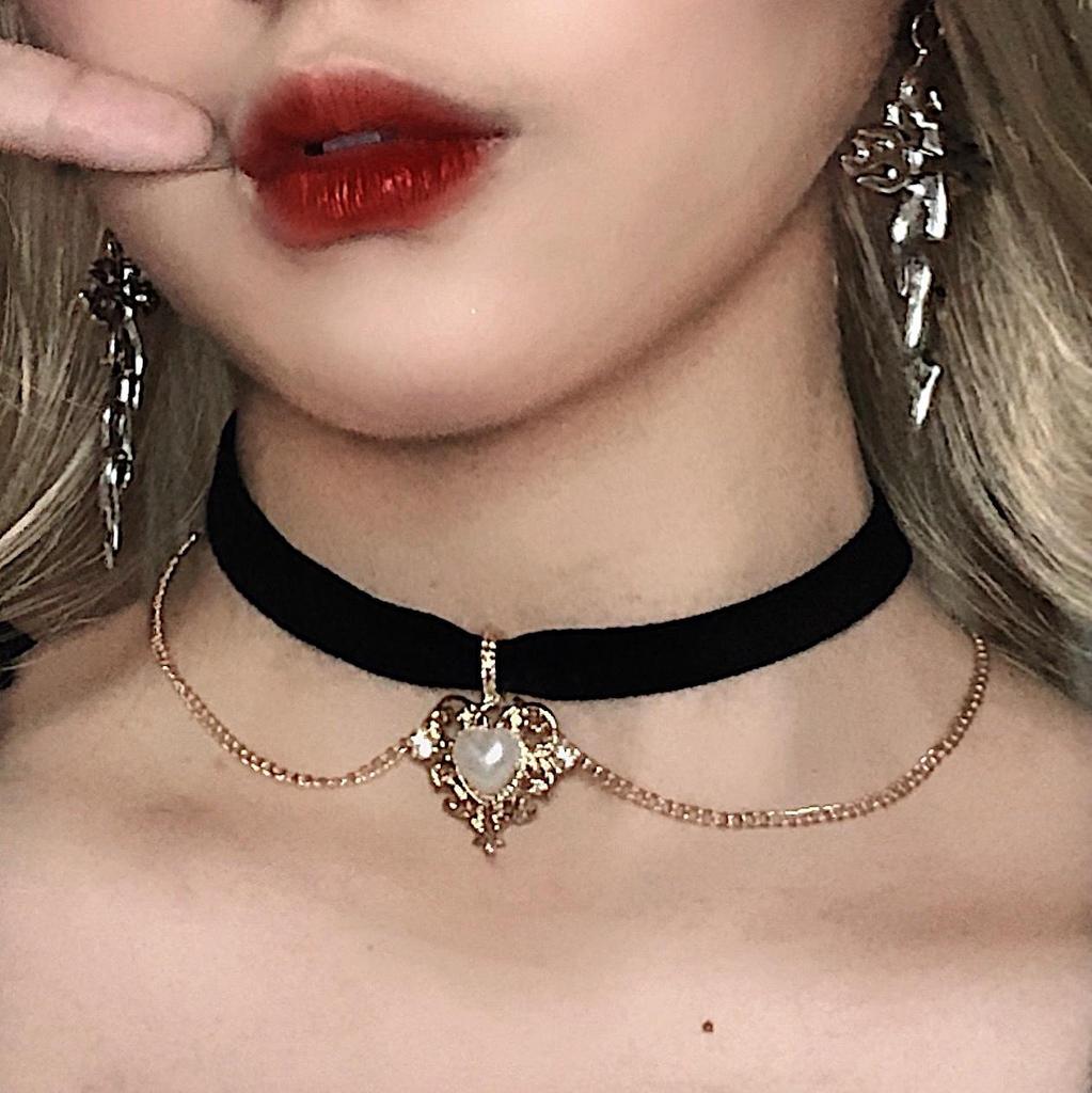 Retro Gold Peach Heart Velvet Choker Necklace