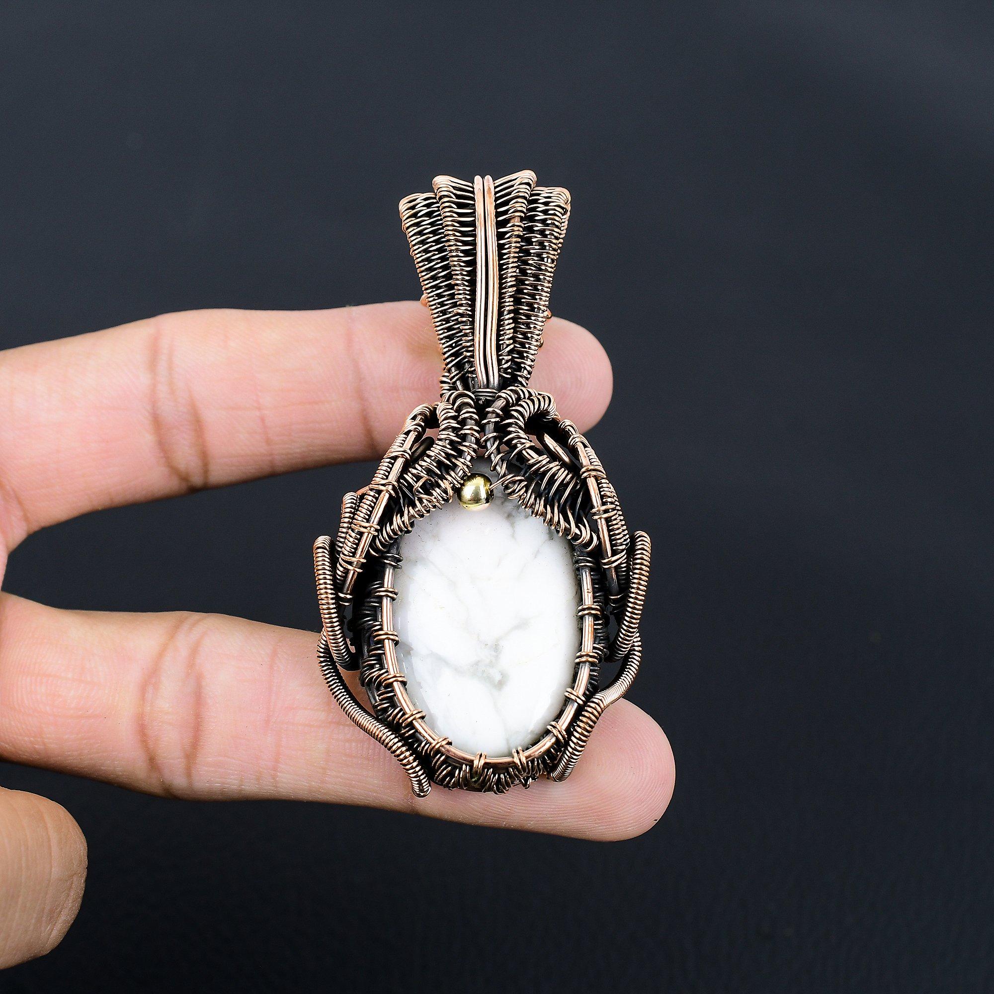 

Драгоценный камень говлит ручной работы из чистой медной проволоки, завернутый в подвеску, ювелирное изделие на День Благодарения 2.83 Inches белый