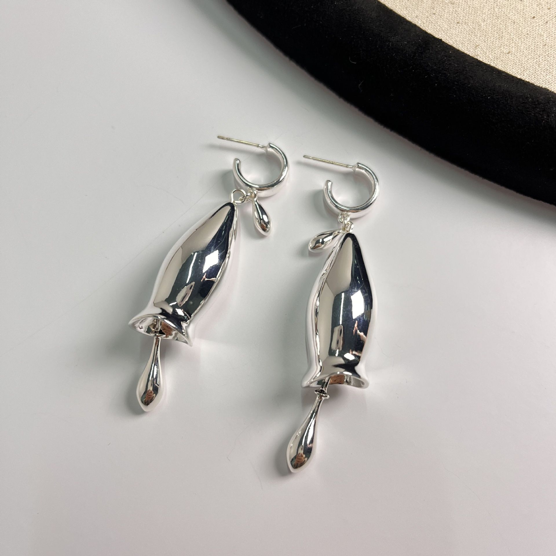 

Золотые контрастные серьги-колокольчики, серьги с нишевым дизайном, женские атмосферные легкие, роскошные, модные, высококачественные серьги-гвоздики