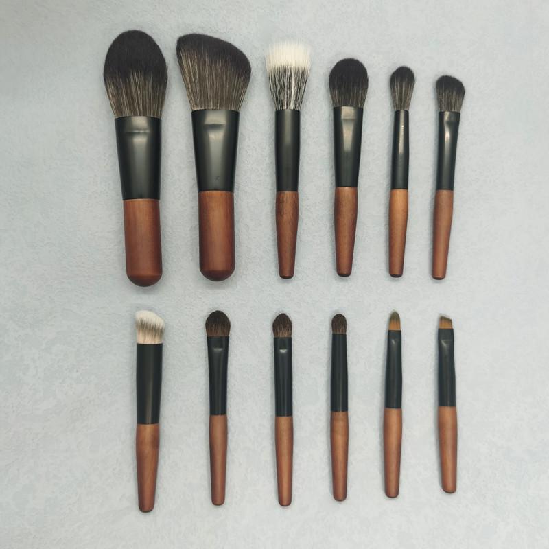Kompaktní 8dílná cestovní sada štětců na make-up se štětinami ze zvířecích chlupů a krátkými rukojeťmi