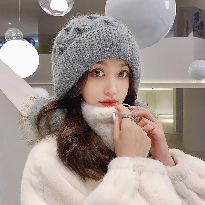 

Зимова тепла вовняна шапка з трьома помпонами, мила універсальна в язана шапка однотонна, з маленьким ароматом вітру, тепла шапка-пуловер для жінок average size (56cm~ 58cm) сірий колір