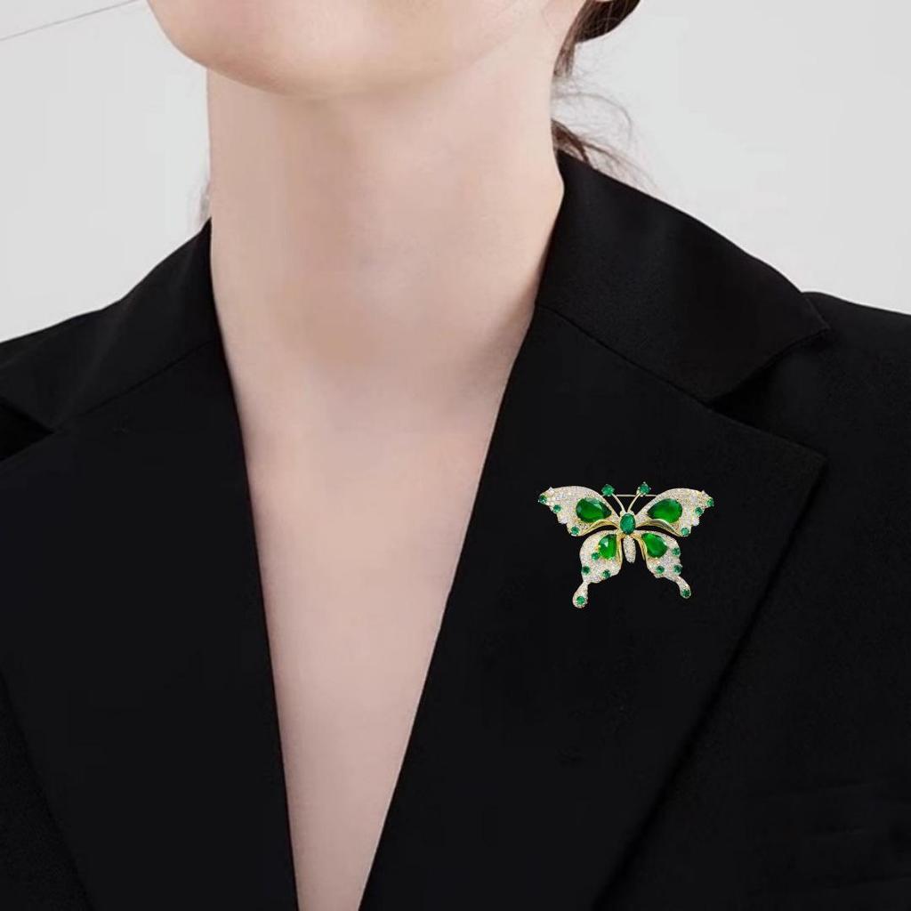 Emerald Butterfly Brooch: French Retro Light Luxury Diamond Insect Pin Accessory