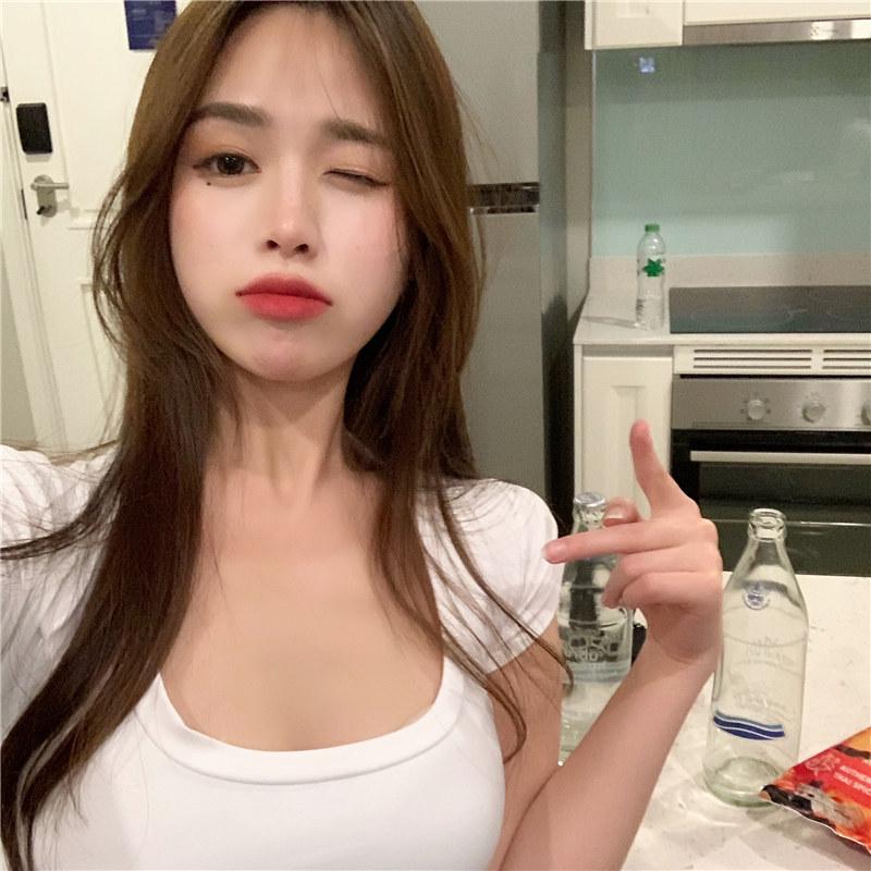 Damski obcisły krótki top z dekoltem U w stylu koreańskim - Trend na lato 2025