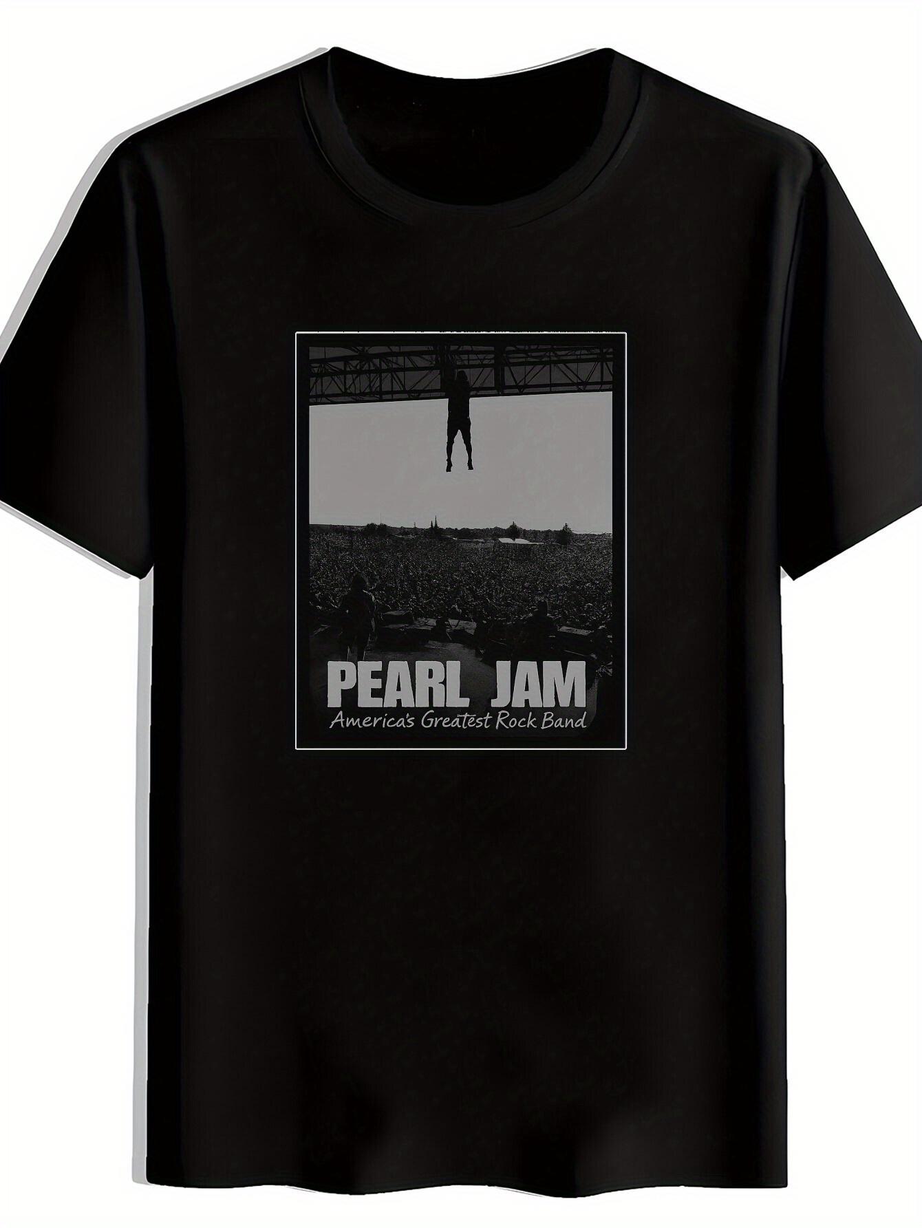 A Short-Sleeved Round-Neck T-shirt Featuring a Vintage Rock Band Print S
