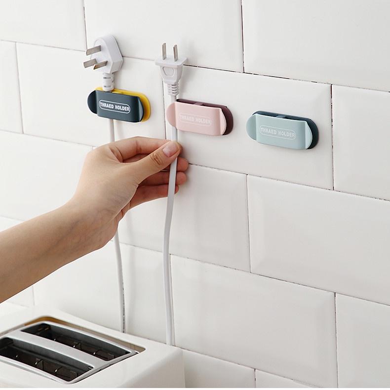 1 kus samolepící zástrčky s oboustrannou lepicí páskou, plastový háček Creative pro datový kabel