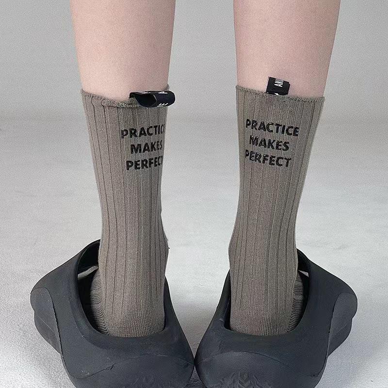 

Трендовые нишевые дизайнерские носки с лейблом на пятке – Унисекс спортивные хлопковые носки до середины икры для инфлюенсеров One Size хаки