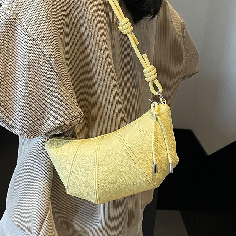 Fashion and leisure Korean version of simple wind horn bag commuting versatile niche design high-end messenger bag woman