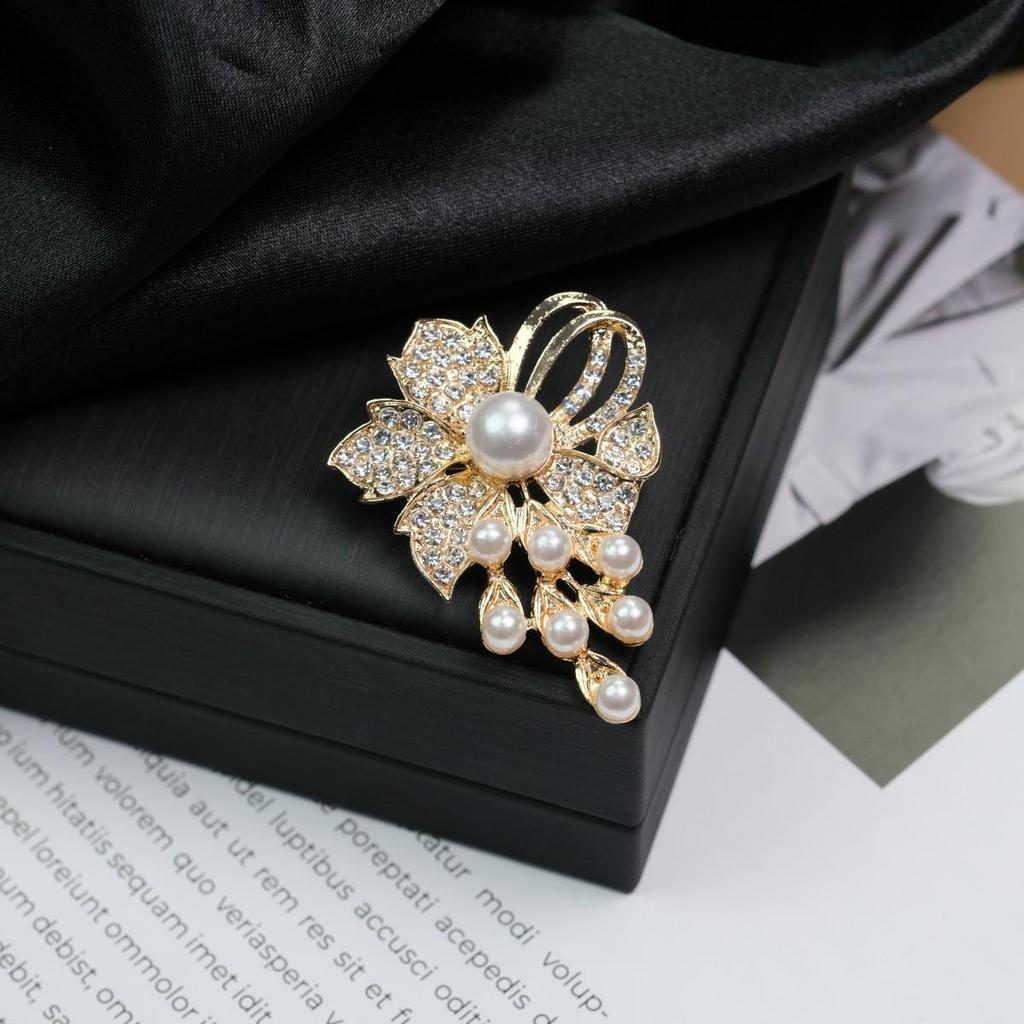 Elegant Versatile Light Luxury Corsage Brooch with Niche Design - Anti-Exposure Pin