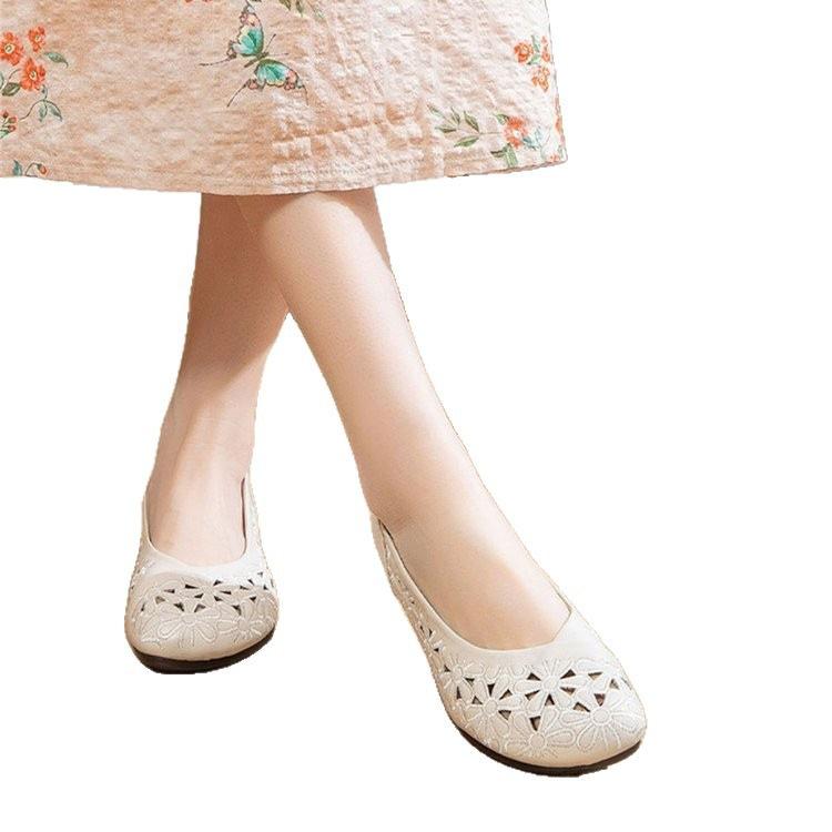 Medium Sandals Hollow and Breathable Flat-bottomed Non-slip Leather Shoes Summer Soft-soled Hole Soft Leather Shoes