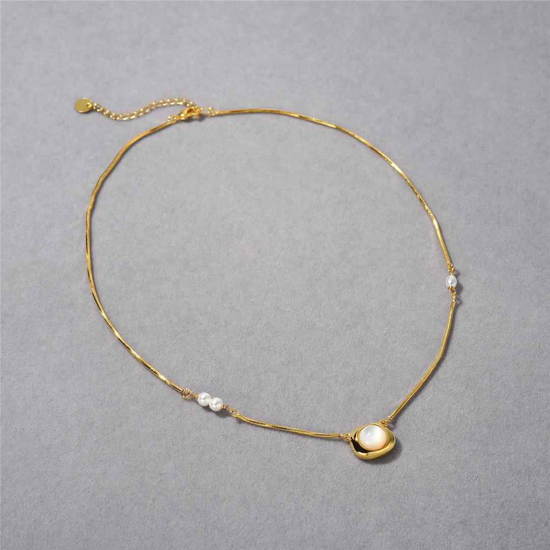 Нишевая Высококачественная Металлическая Позолоченная 18K Настоящим Золотом Инкрустированная Белой Ракушкой Цепочка на Свитер Женская Персональная Модная Темпераментная Универсальная Колье