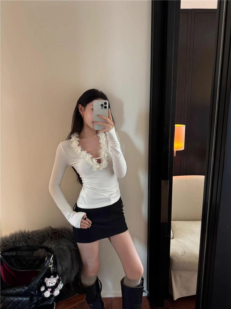 Spicy Girl Floral V-Neck Long-Sleeve Top - Korean Style for Autumn/Winter