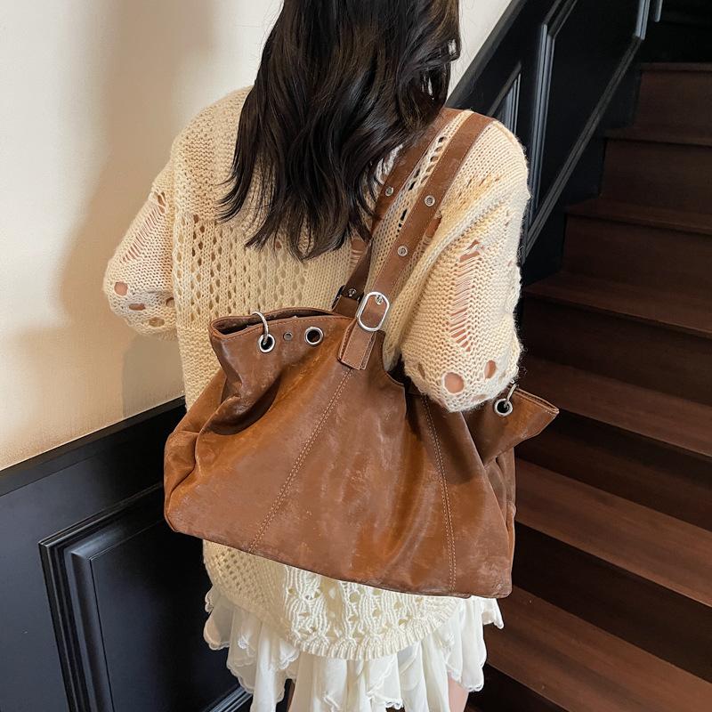 

Вместительная плиссированная сумка женская осенне-зимняя универсальная 2025 новая повседневная на плечо подмышку сумка-тоут для работы и поездок темно-коричневого