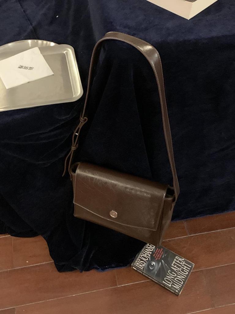 Women's Autumn/Winter 2022 Retro Large Capacity Crossbody Bag for Commute or Student Use