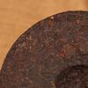 Entdecken Sie den Charme des 357g Yunnan Sieben Teekuchens, achtjähriger Pu'er Reifer Tee