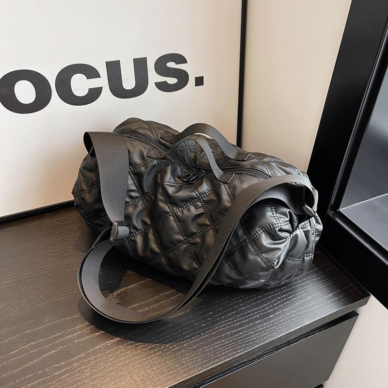 Large capacity fashion diamond messenger bag women's 2025 new trend travel personality foreign style commuting portable shoulder bag