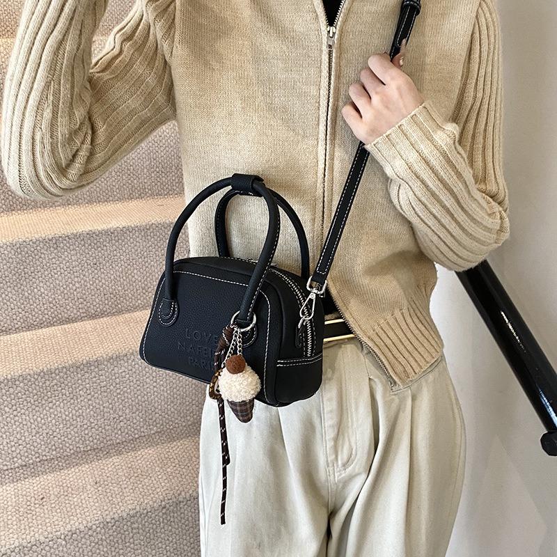 Small bag women's autumn and winter new versatile shoulder messenger bag fashionable and popular portable pillow bag