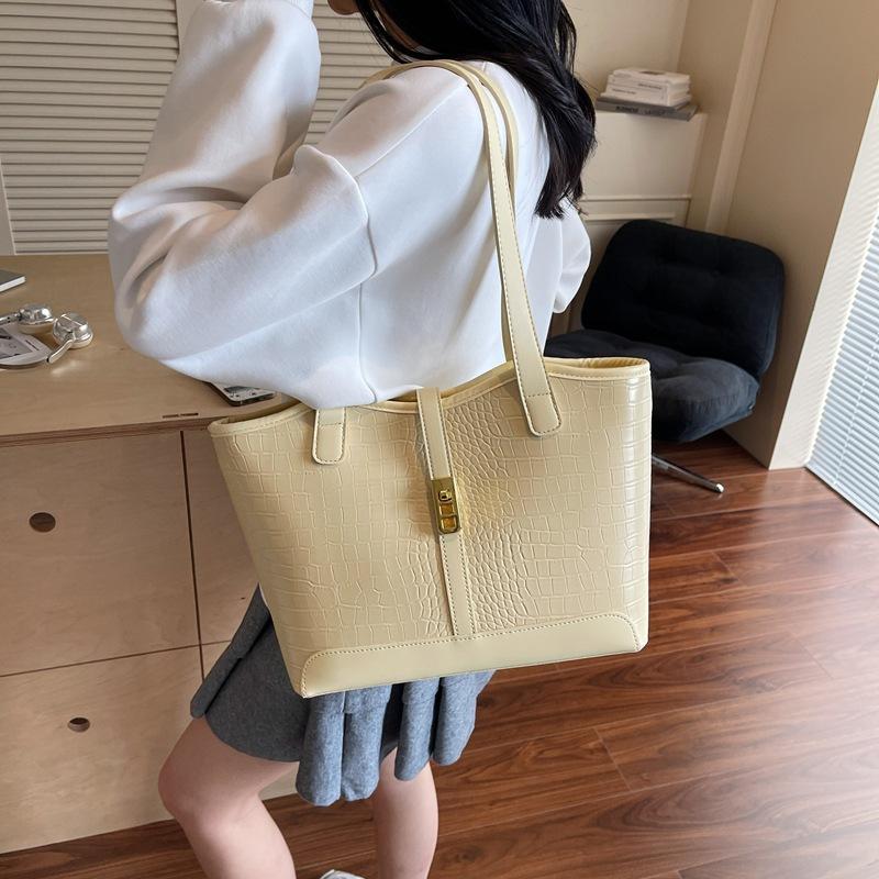 Large Capacity Portable Tote Bag Women's New Contrasting Color Fashion Commuter Shoulder Armpit Bag
